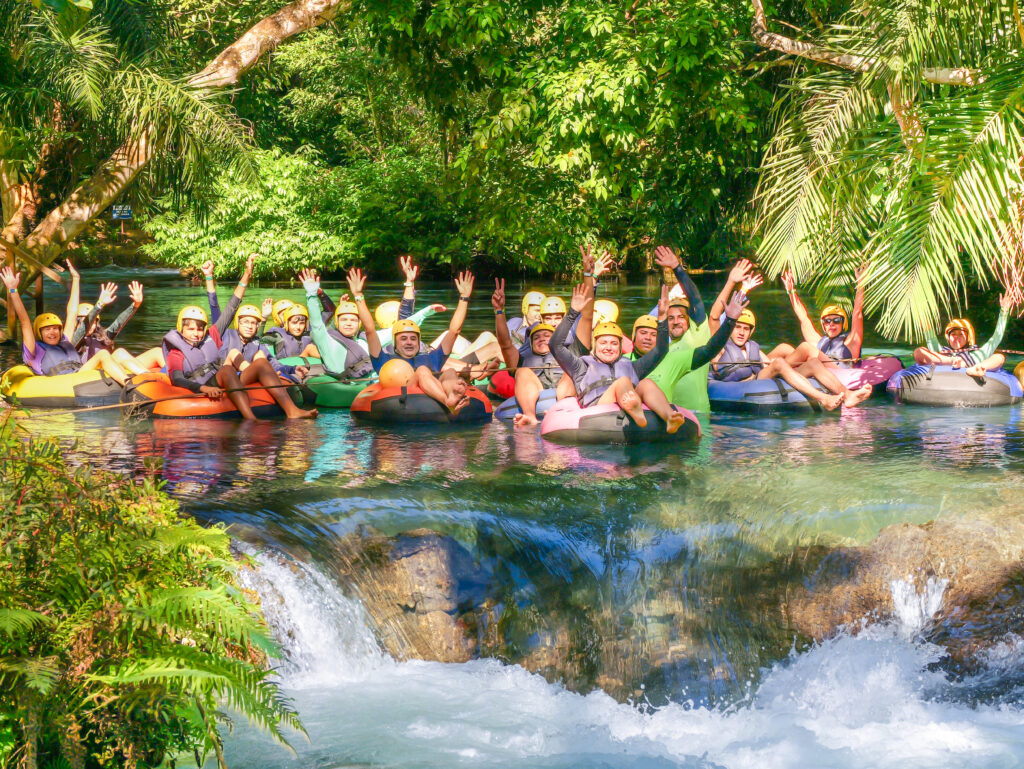 Excursões, Famílias e Amigos se divertem visitando Bonito-MS