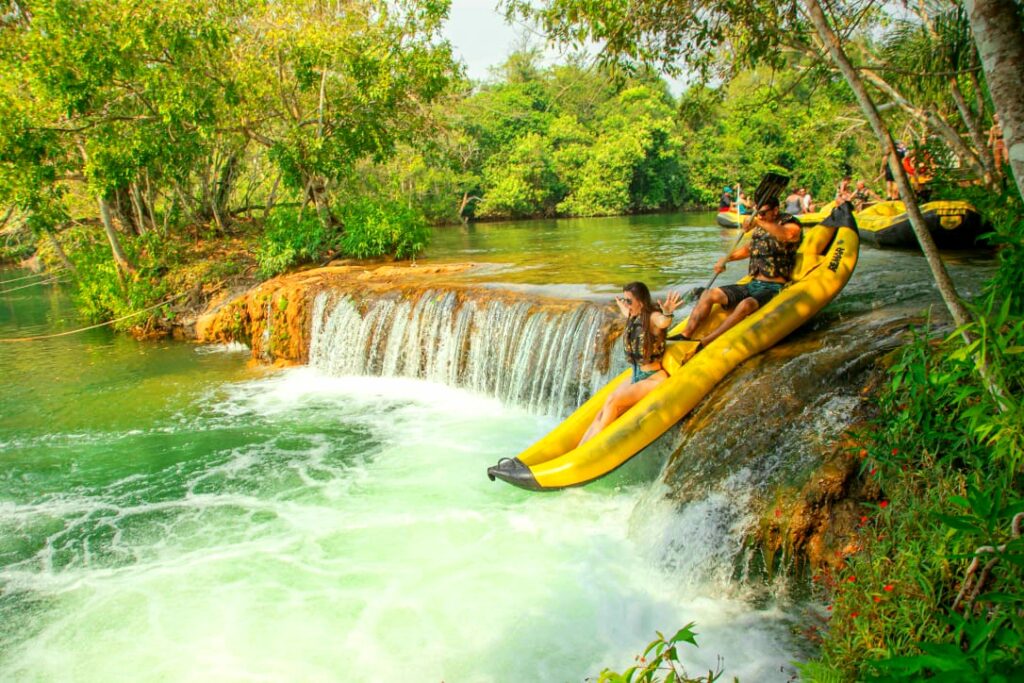 passeio de Bote na cachoeira