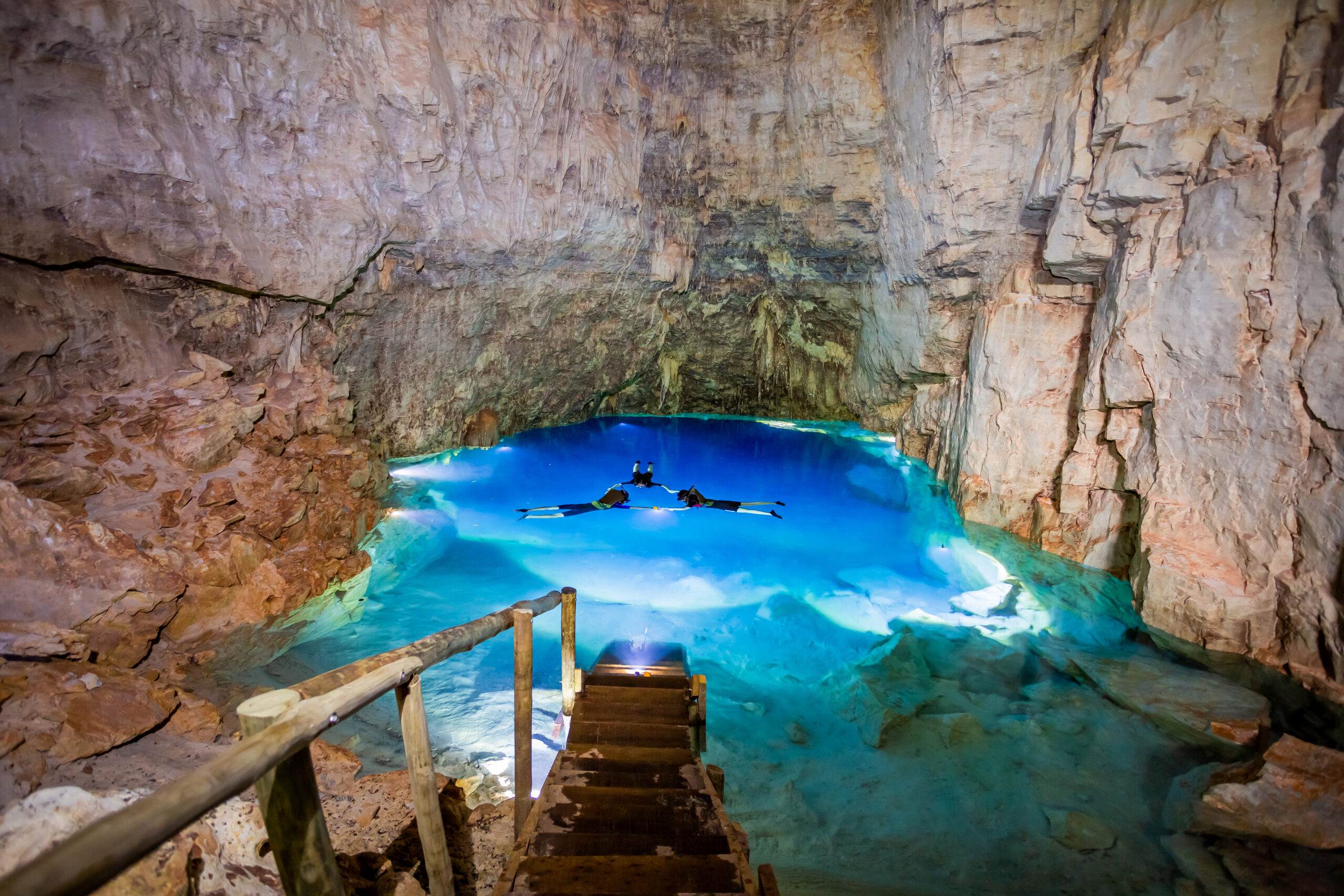 atividade de flutuação na gruta em Bonito MS